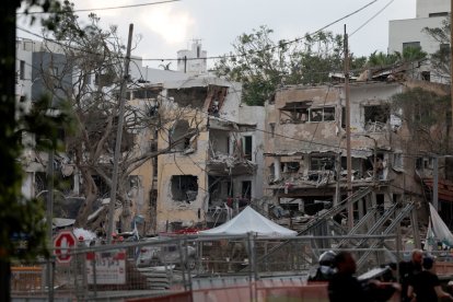 Edificios destruidos por misiles balísticos iraníes en Tel Aviv.