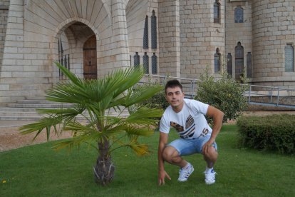 Diego Peláez posa en el Palacio Episcopal de Gaudí de Astorga.