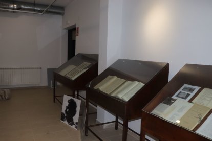 Una de las salas de exposición con libros antiguos y pergaminos.