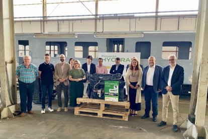 Las autoridades presentes, frente a nuevo automotor.
