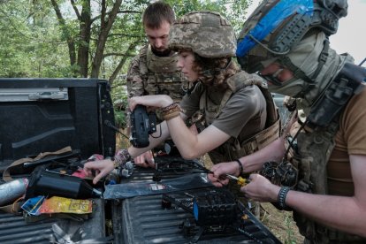 El Ejército ucraniano prepara sus drones.