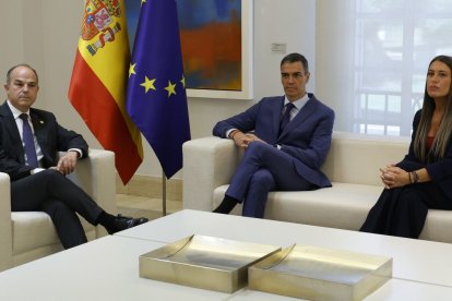  Pedro Sánchez ayer en la Moncloa, entre Jordi Turull y Míriam Nogueras, de Junts.