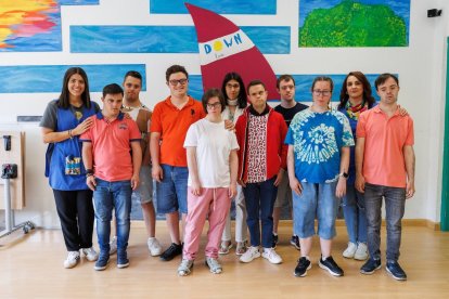 Las nueve personas que participan en la formación de Auxiliar de Tareas con las profesoras Carla Martín y Bárbara Morán.