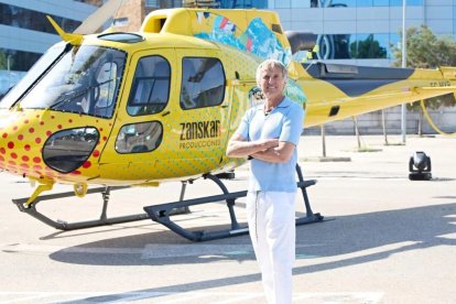Jesús Calleja junto al helicóptero del programa.