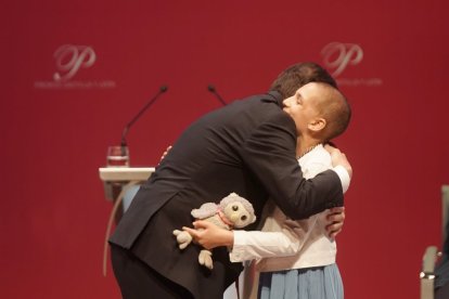 Mañueco abraza a María Caamaño, Premio Valores.