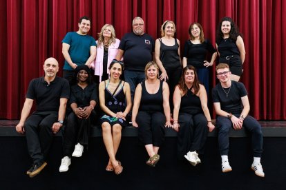Integrantes el grupo de participación de Cáritas que pusieron en escena 'Ponte tus Derechos' en el Teatro San Francisco.