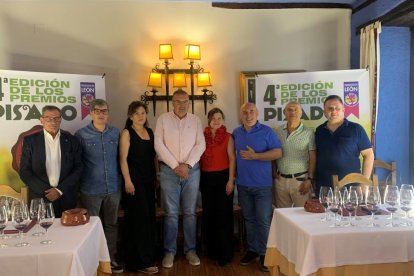 El diputado de Productos de León, en el centro, junto al jurado.