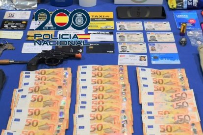 Dinero, carnés y pistola simulada incautada.