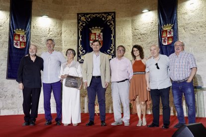 (I a D ) Cuco Pérez, José Antonio Ortega "Toño"; Mercedes, viuda del compositor zamorano integrante de la formación Candeal Félix Pérez; el presidente de la Junta de Castilla y León, Alfonso Fernández Mañueco; el alcalde de la localidad vallisoletana de Villalar de los Comuneros Luis Alonso Laguna; Vanesa Muela; el folclorista y cantautor Jaime Lafuente, en el acto de homenaje al ‘Folk Castellano.