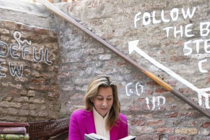 La escritora Eva G. Sáenz de Urturi publica 'El camino del padre'.