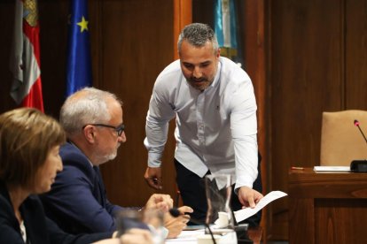 Pacios le entrega la carta a Ramón para que el socialista firmara su dimisión.