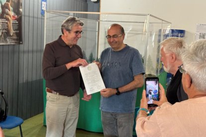 Juan Carlos Pérez recibe un reconocimiento.