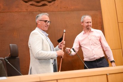 El leonesista Vicente Álvarez sujeta el bastón de mando de Villaquilambre que le entregó el exalcalde Jorge Pérez.