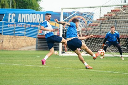 Entrenamiento del FC Andorra, ayer en Puente Castro.
