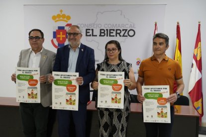 Ramón (segundo izda) con los tres alcaldes.