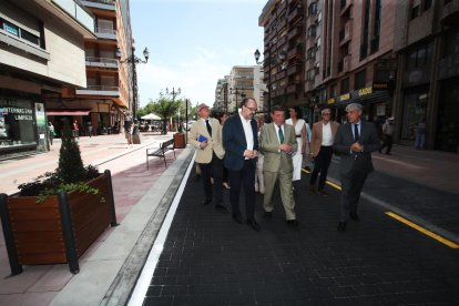 Morala, Gago y Diego, en primer término, recorren el tramo remodelado de la calle Ancha este viernes.
