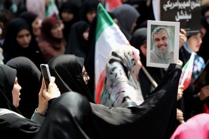 Defensores de Hezbollah con la imagen de su líder, Hassan Nasrallah.