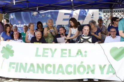 Pacientes y familiares, en la concentración de Botines.