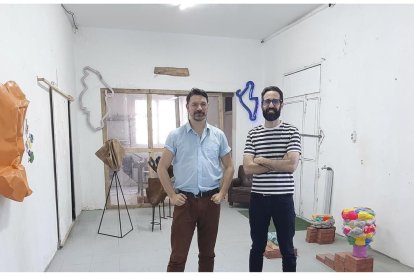 Jonathan Notario y Efraim Ortega, al frente de La Casa Magnética, uno de los espacios referentes del colectivo leonés El Barrio de los Artistas de León Oeste.