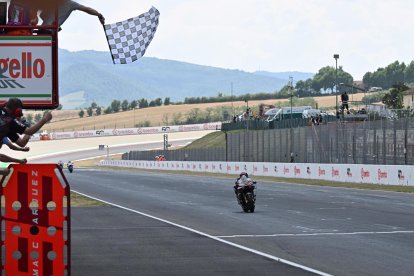 El piloto español de MotoGP Marc Márquez, del Ducati Lenovo Team, cruza la meta en primer lugar en el Circuito de Mugello en Scarperia, centro de Italia. EFE/EPA/CLAUDIO GIOVANNINI.