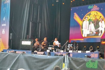 Los leoneses Café Quijano, durante su actuación de ayer en la explanada de los Pendones Leoneses.