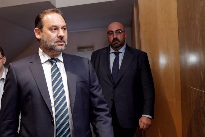 MADRID, 21/02/2024.- Fotografía de archivo, tomada el 05/08/2019, de Koldo García (d) junto al entonces ministro de Fomento, José Luis Ábalos (i). Koldo García es uno de los cinco detenidos en una operación por el presunto cobro de comisiones por la compra de mascarillas que comparecerán a partir de las 9:00 del jueves ante magistrado Ismael Moreno, instructor de la causa. EFE/Archivo/Manuel Bruque