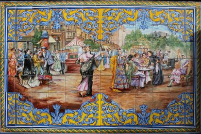 Azulejos sobre la verbena, en una calle de Madrid.
