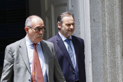 El exministro de Transportes José Luis Ábalos a su salida del Tribunal Supremo.