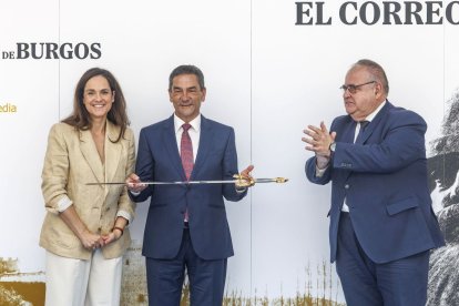Adriana Ulibarri y Alejandro Vázquez con el premiado.