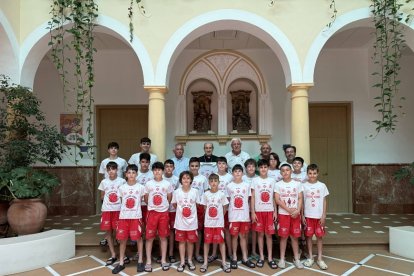 El obispo de Córdoba, Jesús Fernández, apoyó al Colegio Leonés en el Campeonato de España.