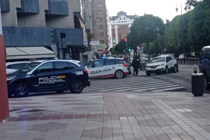 Policía Nacional y Local junto a una ambulancia, en una intervención matinal hoy en La Condesa.