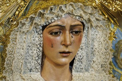 La mirada de la Macarena, una vez restaurada, divide a los devotos sevillanos.