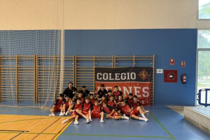 El Colegio Leonés alevín con Toni Iglesias en la expedición.