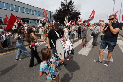 Manifestantes de Teleperformance, en la ruidosa concentración frente el centro de trabajo