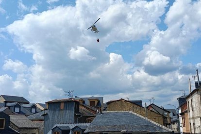 El helicóptero que intervino en Matachana, en pleno vuelo sobre Bembibre.