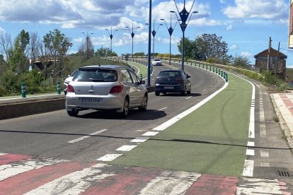 El puente de Azorín dispone desde mayo de aceras a nivel pintadas de verde.
