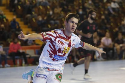 Gonzalo Pérez Arce volverá a volar con el Abanca Ademar tras confirmarlo el club leonés.