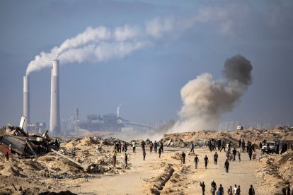 El humo se eleva después de un proyectil de artillería disparado por un tanque israelí hacia los solicitantes de ayuda en la zona de Zikim, al oeste de la ciudad de Gaza.