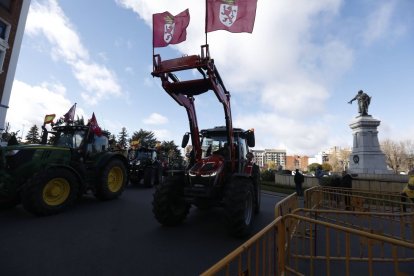 Varios tractores en las protestas agrarias de 2023.