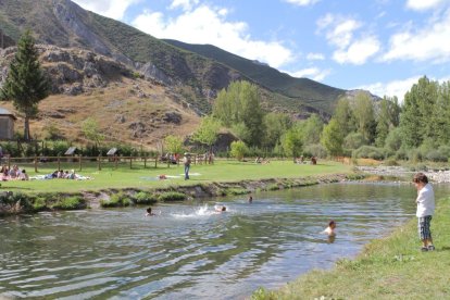 La piscina fluvial dispone de una 'playa' verde a ambas márgenes, chiringuito y área de juegos infantiles.