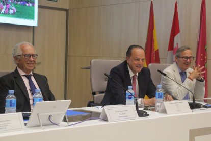 El presidente del Consejo de Cuentas, Mario Amilivia, en la ponencia que pronunció con el título “La cohesión territorial en Castilla y León”.