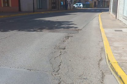 El asfalto presenta baches y desniveles.