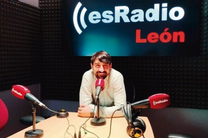 El periodista leonés de esRadio Santiago Fernández Suárez, que en julio lanza el podcast 'Los santos inocentes'.