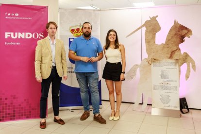 Alejandro Barrera, alcalde de Villadangos (en el centro), en la presentación de la exposición.