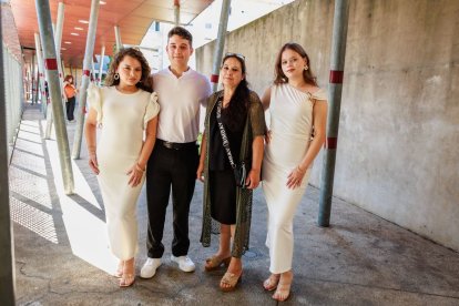 Lola, David y Ana Jiménez Jiménez, con su madre Marisol. Reconocimiento del Hogar de la Esperanza. Daniel, con su padre Daniel Carrasco Herrero.