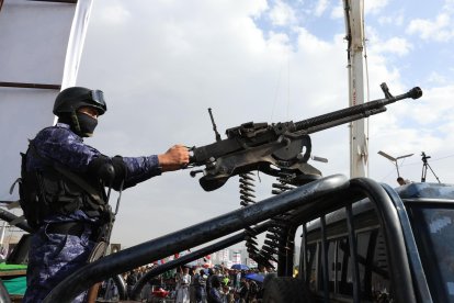 Un soldado hutí maneja una ametralladora en un vehículo mientras patrulla durante una protesta contra EE.UU. e Israel, en Sana (Yemen), el 27 de junio de 2025. EFE/EPA/YAHYA ARHAB.