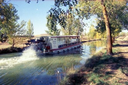 El Antonio de Ulloa, un barco eléctrico de palas que navega por el Canal de Castilla.