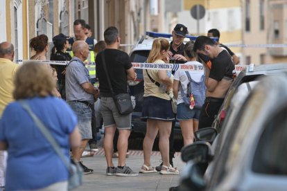 Familiares de la nueva víctima, en su domicilio en Almería.