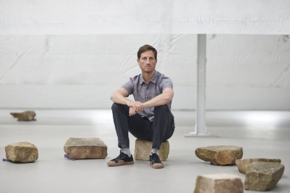 El artista Nicolás Paris en la exposición de Cerezales.