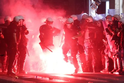 Un grupo de manifestantes lanzan proyectiles a los agentes de la policía antidisturbios después de una protesta liderada por estudiantes en Belgrado, el 28 de junio de 2025. EFE/Andrej Cukic.